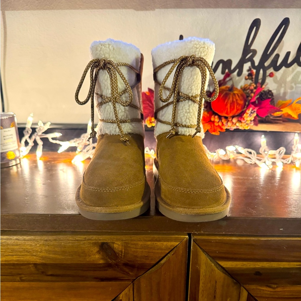 NWT KOOLABURRA by UGG “Michon” Short Big Kids Bootie